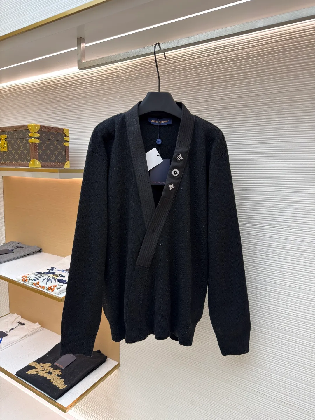 LOUIS VUITTON x Nigo mixed decorative cardigan V-neck knitted cardigan ●Original version: purchased and developed by 17810 ●Item number: 1681712-B45 ●Fabric: wool fabric ●Technology: knitted production ●Color: black ●Version: fitted version ●Weight: about 825 grams ●Size: S-M-L-XL ●Description: This LOUIS VUITTON knitted cardigan adopts a loose fit design, which is comfortable to wear and full of fashion. The fabric is made of high-quality wool blend material, which has a soft and delicate feel, good warmth retention and breathability. Ready-to-wear garments are made using precision cutting techniques to ensure the overall shape is three-dimensional and crisp. The decorative belt on the chest uses leather splicing technology and is matched with exquisite metal buttons, which not only increases the sense of design, but also adds a fashionable touch to the overall look. The details of the collar and cuffs are exquisite, the overall wiring is neat, and the stitching is fine and firm. Whether it is daily wear or formal occasions, it can be easily controlled, perfectly interpreting the luxury and elegance of the LOUIS VUITTON brand. The overall wiring is straight and delicate, the fabric is comfortable and soft, and the color is consistent without color difference. It can be matched with the same style to create a fashionable look and control various occasions. Customized accessories, complete with three standards, same style for men and women!